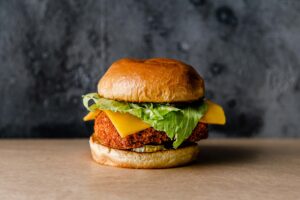 Poulette serverer fried chicken sandwich i Byhaven i 2023